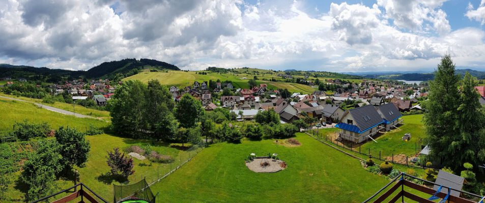 Bezpośredni widok z naszej willi Anna na okolicę (góra Wdżar – resort narciarski, stare Kluszkowce oraz zalew Czorsztyński)